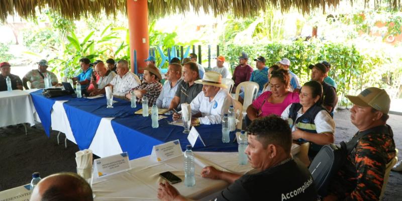 Pescadores artesanales del Pacífico expresan necesidades en mesa de trabajo