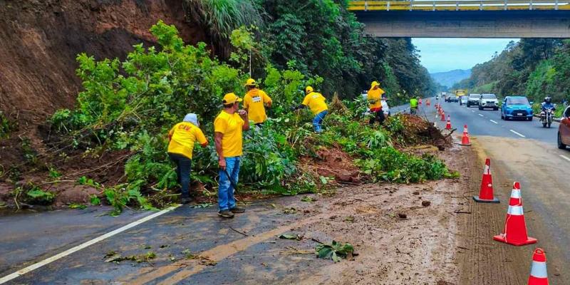 Covial trabaja en derrumbe en la CA-9 Sur: paso asistido en la Autopista Palín–Escuintla