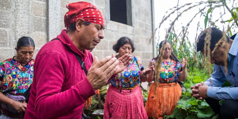 ceremonias mayas en sitios sagrados y arqueológicos