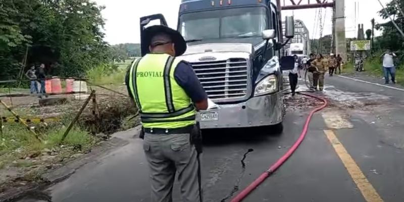 Provial responde con rapidez a incendio de tráiler en ruta CA-2 Occidente