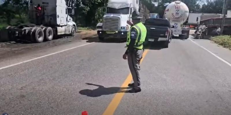 Provial regula el tránsito tras choque en Teculután, Zacapa