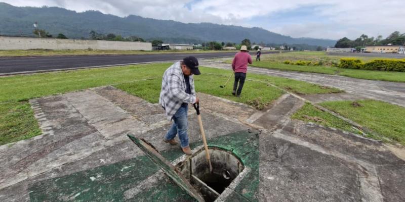Estas acciones permiten mantener los sistemas de drenaje en óptimas condiciones, evitando la acumulación de agua en las áreas de rodaje, despegue y aterrizaje, lo cual es fundamental para prevenir incidentes y asegurar el correcto funcionamiento del aeródromo, especialmente durante la temporada de lluvias.