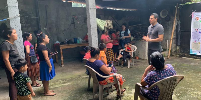 Brindan charla de alimentación saludable en comunidad de Santa Cruz Muluá