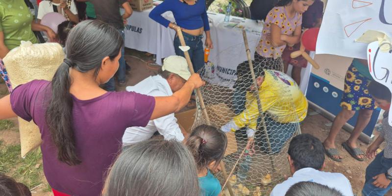 Comunitarios de Esquipulas reciben pollos de engorde e insumos de crianza