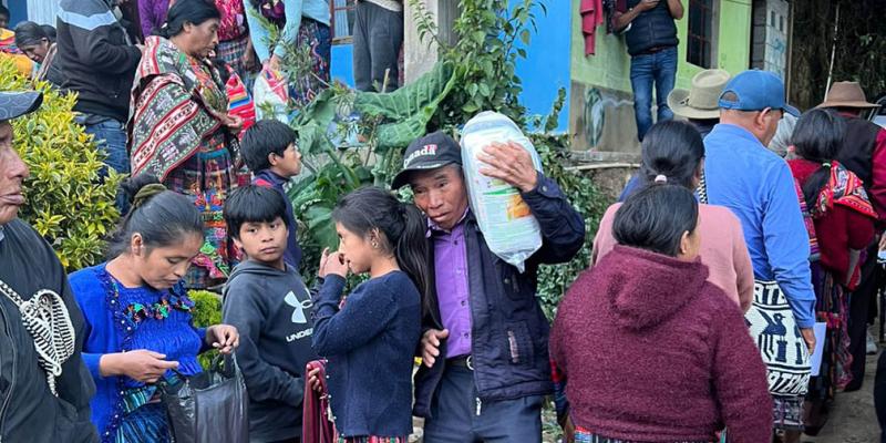 Entregan asistencia alimentaria a más de 17 mil familias en Quiché y Chiquimula