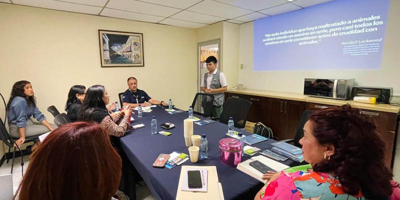Personal de la PGN aprende el manejo responsable de gatos ferales