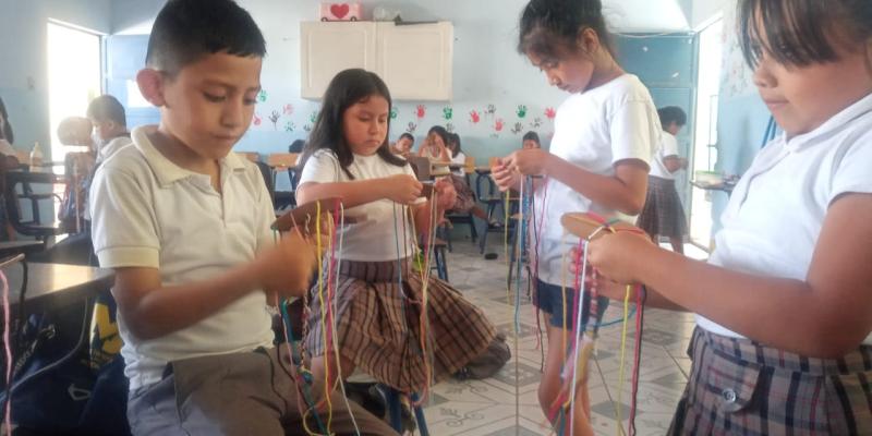 Elaboración de pulseras en Colomba