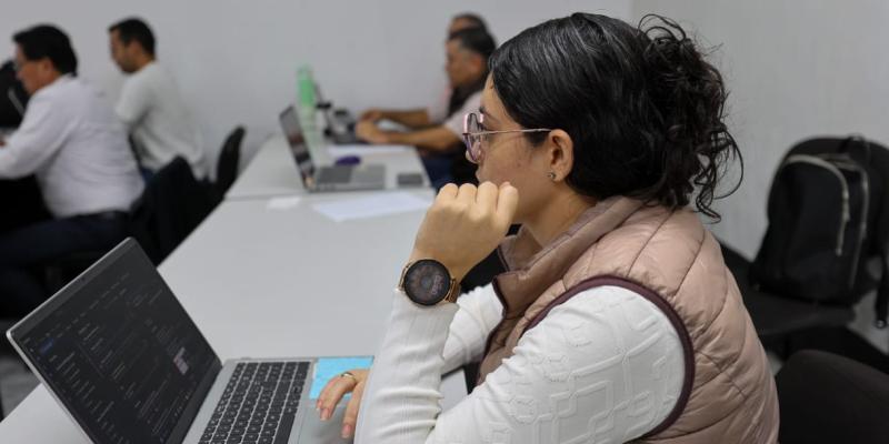 Durante cinco días de capacitación, los participantes  reciben formación especializada sobre los procedimientos técnicos y regulatorios necesarios para garantizar la seguridad operacional y cumplimiento normativo en la aviación comercial.