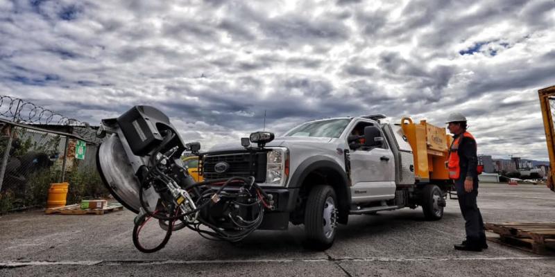 Montada sobre un vehículo Ford F550, la máquina cuenta con un motor de gran potencia y una capacidad de 600 galones de agua, que le permite operar de forma continua durante dos horas. 