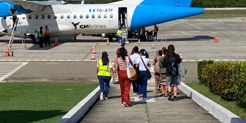 se solicita a los pasajeros llevar listos y en orden todos sus documentos de viaje y de abordaje, tales como identificación, pasaporte y pases de abordar.
