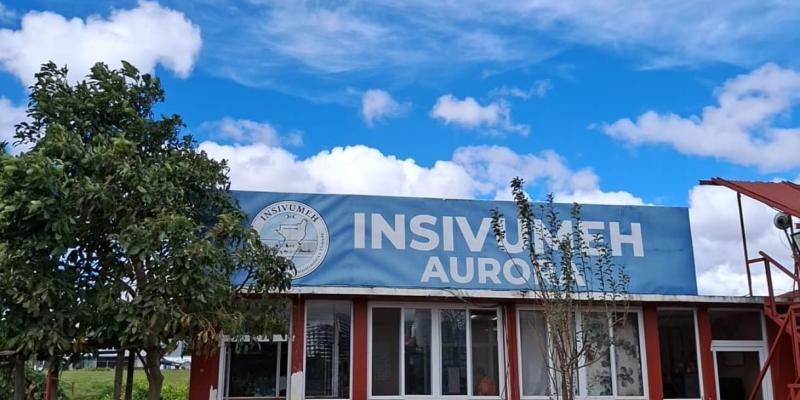 La operación de vuelos en el Aeropuerto Internacional La Aurora puede verse significativamente afectada por las condiciones climáticas, especialmente durante temporadas de lluvia intensa, tormentas eléctricas o vientos fuertes