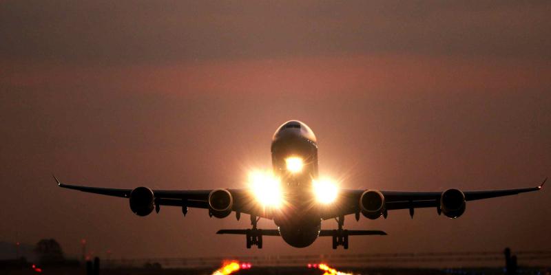 DGAC destaca la importancia del sistema de luces aeronáuticas para fortalecer la seguridad aérea