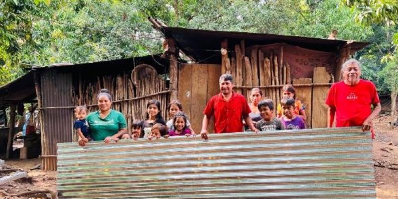 El Ministerio de Desarrollo Social (MIDES) a través de su unidad ejecutora, el Fondo de Desarrollo Social (FODES), entregó 750 kits de techo mínimo y 200 kits de iluminación solar en seis municipios del departamento de Retalhuleu. 