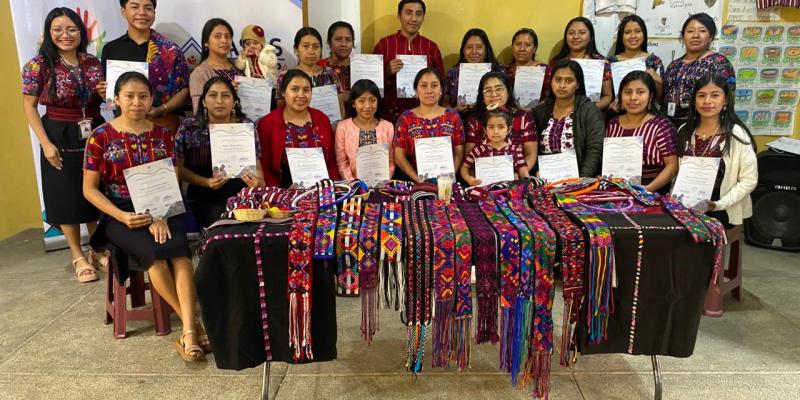 puntadas ancestrales del arte textil Kaqchikel