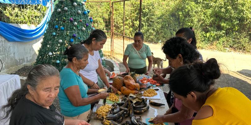 Adultos mayores de Palín comparten el secreto del ponche guatemalteco