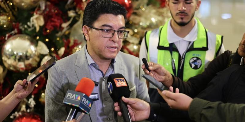 El administrador del AILA, Erick Uribio, informó que se fortalecieron los protocolos de atención, coordinación interinstitucional y distribución del personal, con el objetivo de garantizar un flujo ordenado y seguro ante el incremento del tránsito aéreo.