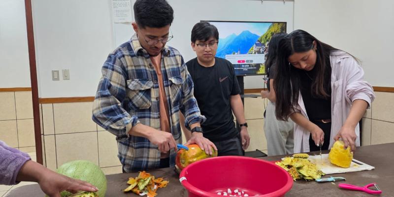 Jóvenes de Nahualá mantienen viva la tradición del ponche ancestral