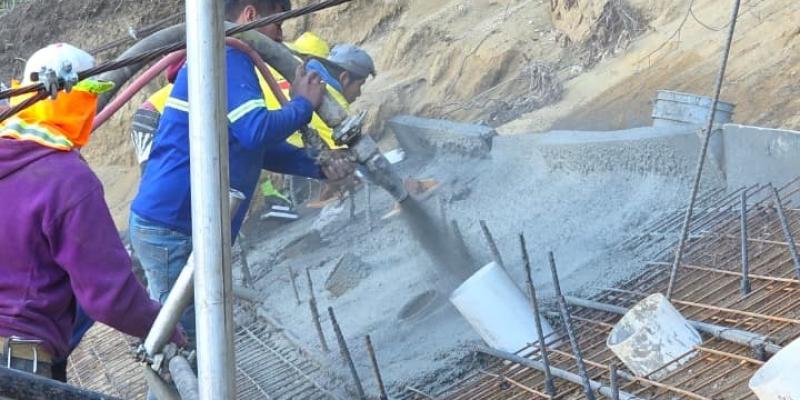 Construyen muro de protección en El Hato