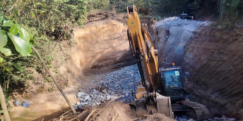 Familias de San Vicente Pacaya contarán con un camino más seguro