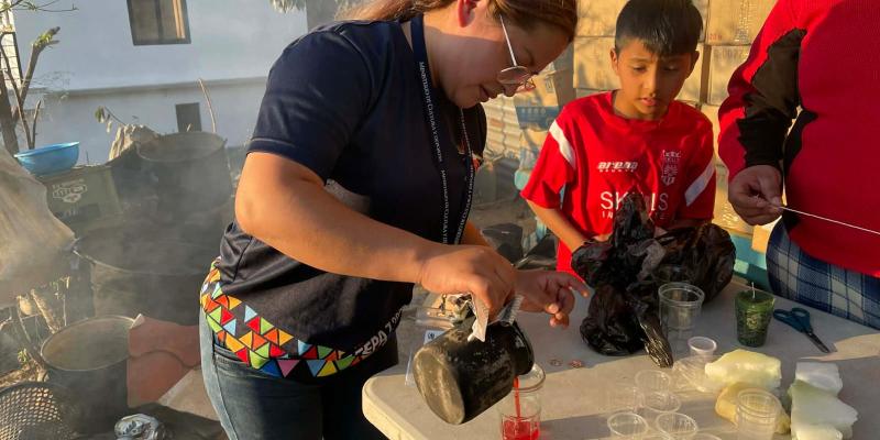 Taller de elaboración de velas llevado a cabo en San Marcos. 