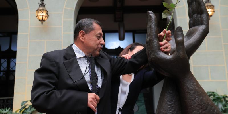 Noé Hinestroza Herrarte es reconocido con el Cambio de la Rosa de la Paz por su compromiso con los derechos humanos y las personas con discapacidad. 