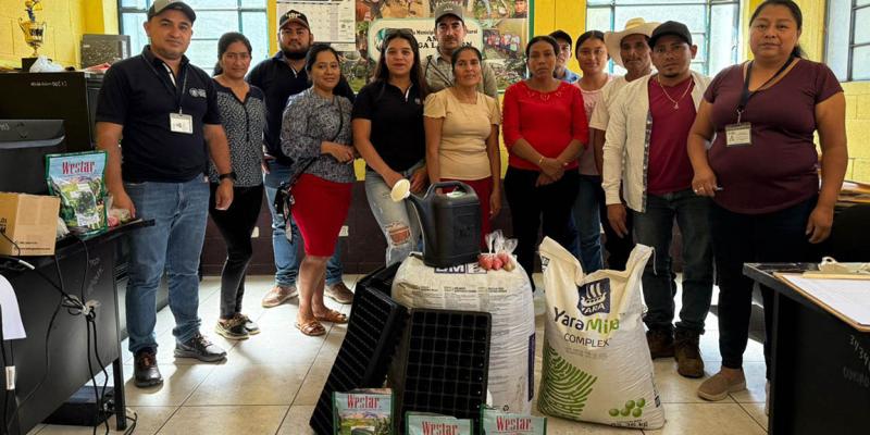 Entregan insumos para la producción de pilones en Zacapa