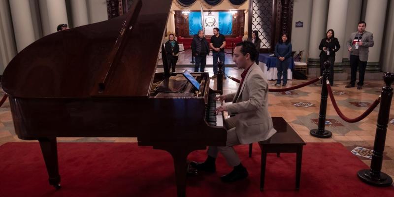 Melodías que encantan: ensayo abierto de Jr. Medina. 