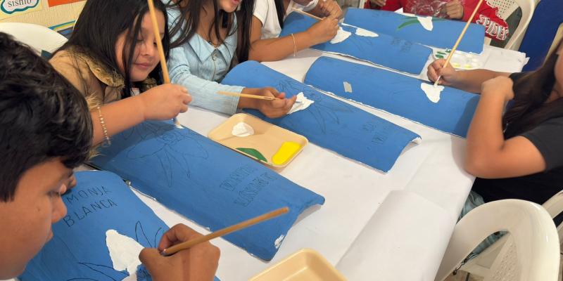 Niños y jóvenes de Chiquimula rinden homenaje a la Monja Blanca mediante el arte en tejas. 