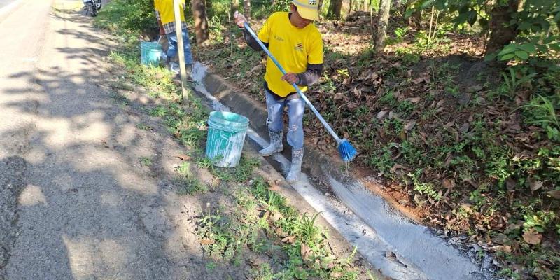 En Izabal, limpian drenajes para cuidar la carretera y proteger a quienes la transitan