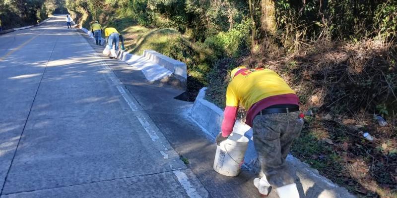 Los trabajos de limpieza siguen transformando la ruta en San Andrés Sajcabajá