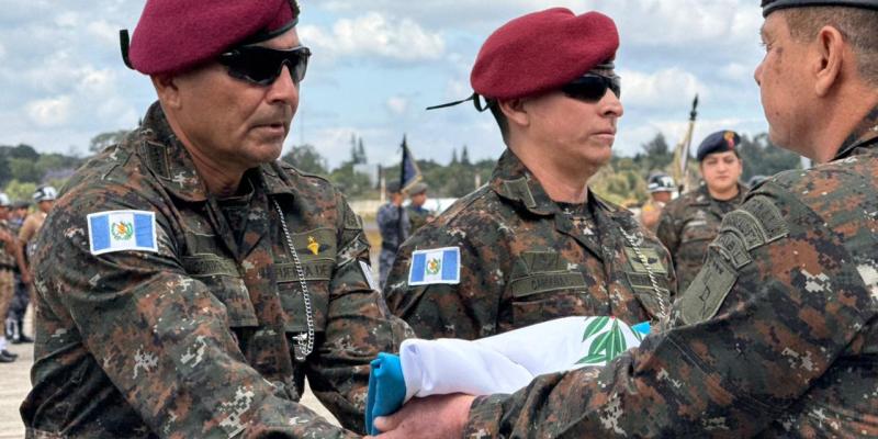 Ceremonia de despedida y entrega de la Bandera Nacional a la II Unidad de Policía Militar del Ejército de Guatemala – Fuerza de Represión ante Bandas (FBR)