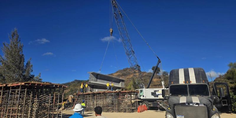 Avanza la construcción del puente vehicular en el Libramiento de Jalapa