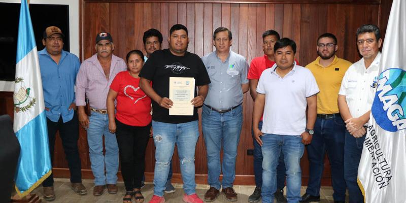 Ganaderos de Las Cruces reciben documentos legales de su asociación