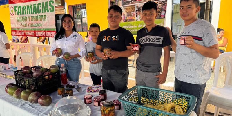 Juventud rural de Champerico destaca en feria gastronómica de El Asintal