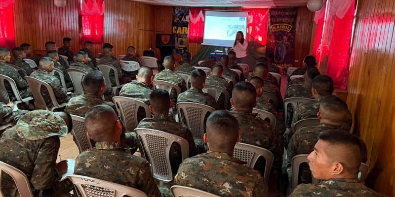Soldados capacitados para prevenir el Gusano Barrenador