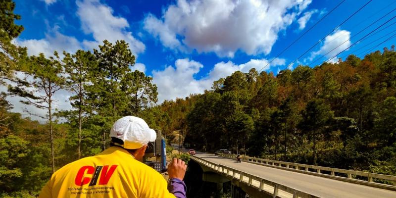 Avanzan los trabajos para mejorar el puente Santa Bárbara en Baja Verapaz