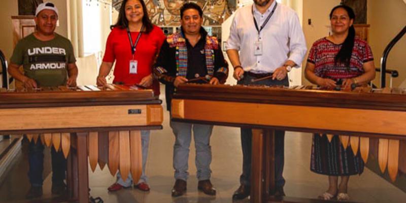 La Dirección de Formación Artística entregó una marimba completa al maestro Vicente Santizo