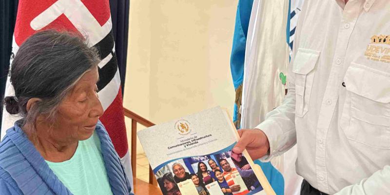 Más de 60 familias de Pueblo Modelo, Zacapa reciben sus escrituras y aseguran el futuro de sus hogares