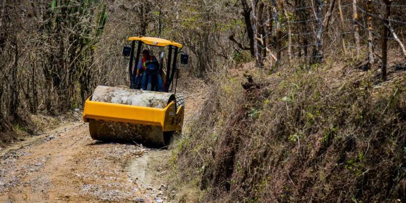 Mejoran caminos rurales en Salamá y abren paso a la economía local