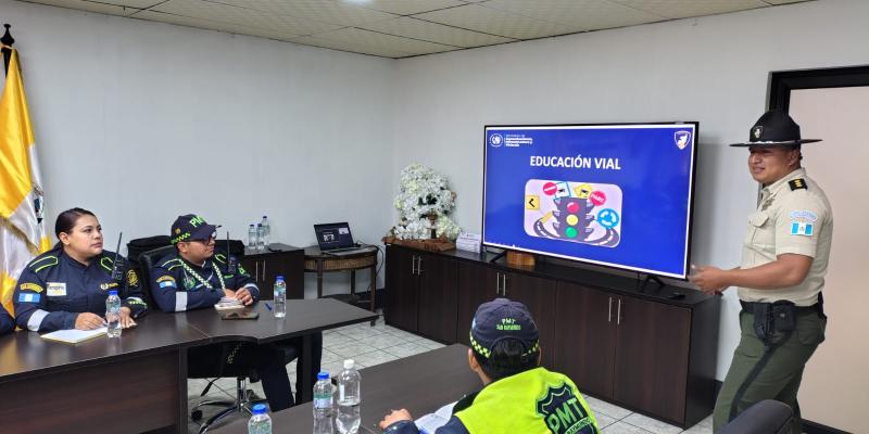 Capacitan a agentes de tránsito para mejorar la seguridad vial en San Raymundo