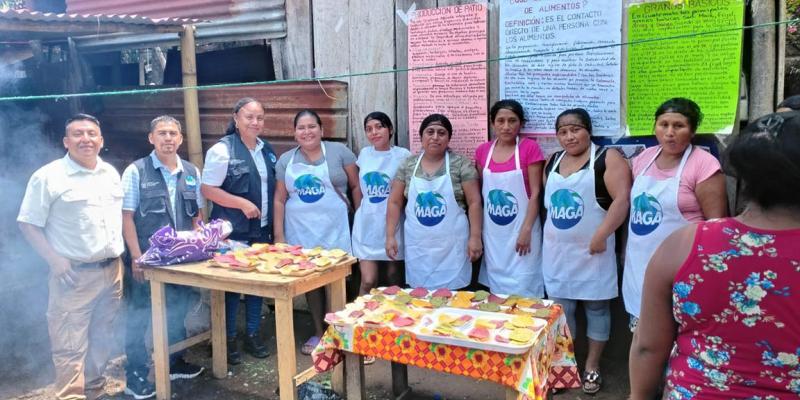 Familias de Santa Lucía Cotzumalguapa aprenden la transformación de alimentos saludables