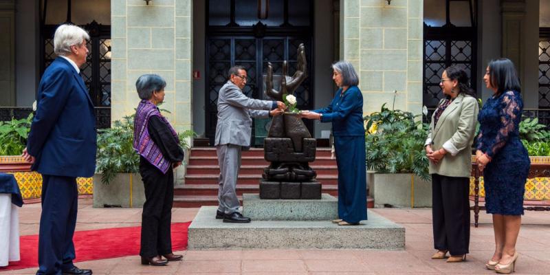Pedro Castro López recibe la distinción del Cambio de la Rosa de la Paz. 