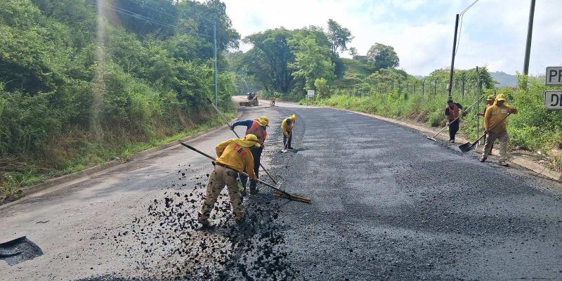 Avanza el asfaltado de más de 12 kilómetros en la ruta Llano Las Pitas–Anguiatú