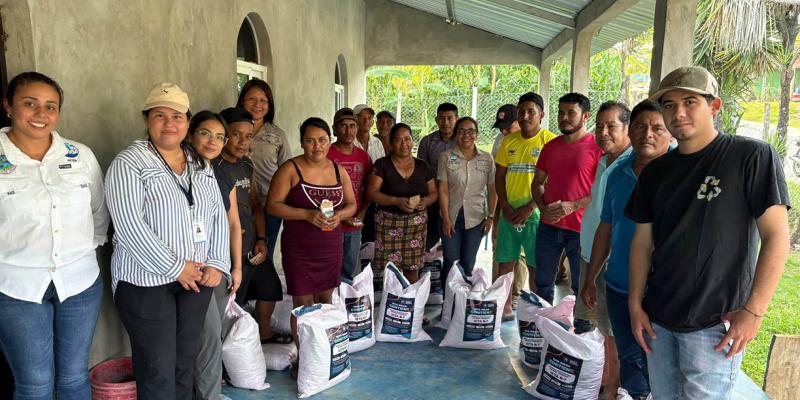 Agricultoras de cuatro departamentos reciben insumos para fortalecer la agricultura familiar