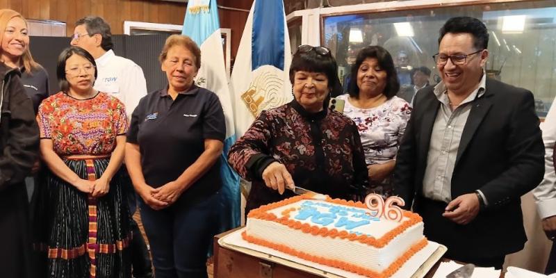 Chapinlandia culmina la celebración del 96 aniversario de TGW con un invitado especial