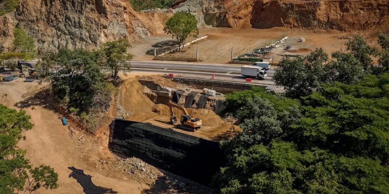 Ejecutan trabajos de alta ingeniería para proteger la ruta al Atlántico y asegurar el paso de usuarios