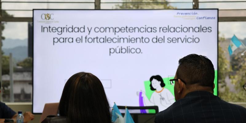 Capacitan a colaboradores de Udevipo en atención ciudadana y ética