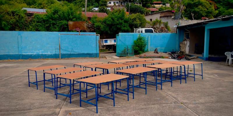 Estudiantes realizan restauración de escritorios de Escuela Taller de Agua Blanca