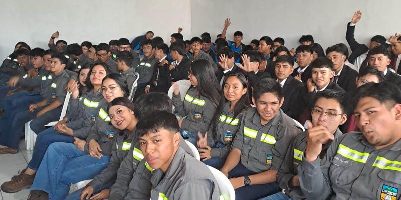 Estudiantes aprenden a identificar y prevenir el Gusano Barrenador