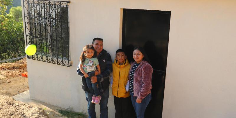 Familias de escasos recursos de cinco departamentos reciben viviendas propias 